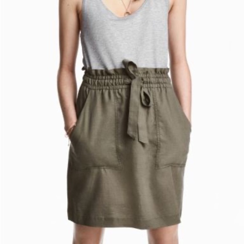 **SOLD**H&M short comfy green skirt